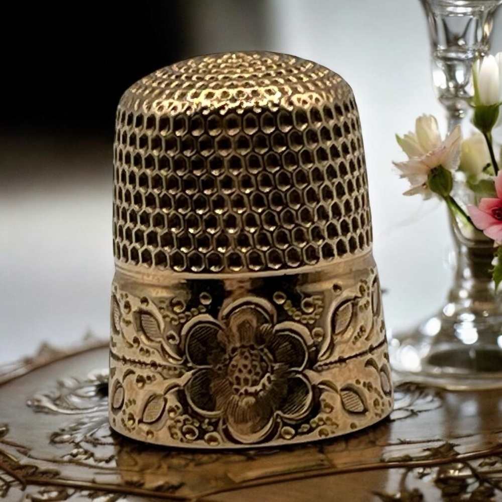 Sold! Atq Signed 10k Gold Victorian Stern Bros Engraved Flower Thimble 3.9 g